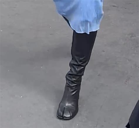 Rosalia Kicks Up Her Feet In Famed Maison Margiela Tabi Boots。